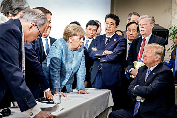 当地时间6月9日，七国集团峰会进入第二天，在加拿大拉马尔拜德国总理默克尔等国家领导人与美国总统特朗普交谈。