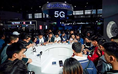 5月27日，参观者在贵阳2018中国国际大数据產业博览会高通展台体验5G上网。