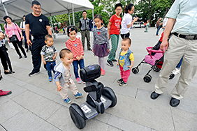 4月21日，武汉市网信办联手湖北移动在东湖绿道举办“5G智美绿道科技嘉年华”活动，市民感受5G技术带来的全新生活方式。