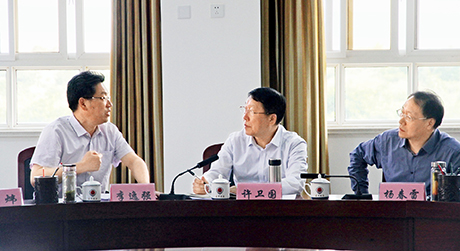 最高人民检察院党组成员许卫国，陕西省人民检察院党组书记、检察长杨春雷在渭南市富平县人民检察院调研指导工作。