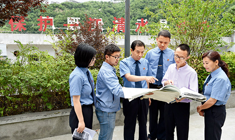 紫阳县人民检察院党组书记、检察长王开富（左三）现场检查污水处理厂提标改造情况。