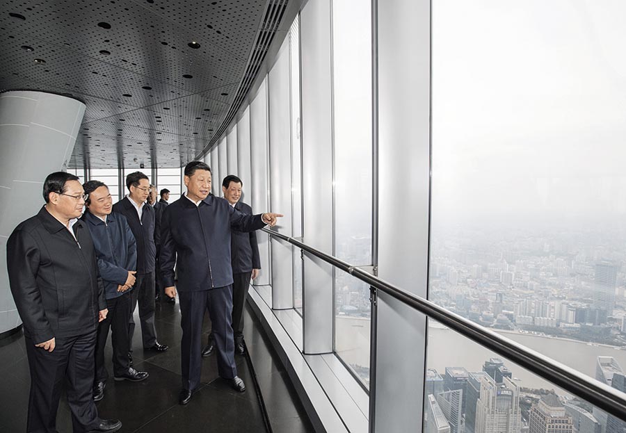 11月6日，习近平总书记在上海中心大厦119层观光厅俯瞰上海城市风貌。