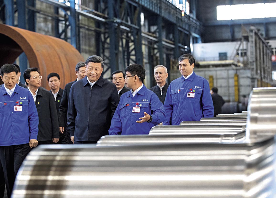 9月26日上午，习近平总书记在黑龙江齐齐哈尔中国一重集团有限公司车间察看企业生产情况。