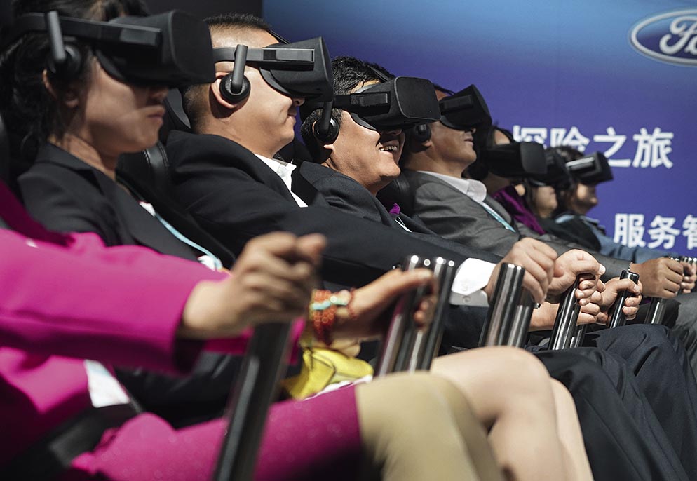 11月8日，参观者在中国国际进口博览会福特汽车展区体验VR探险之旅。