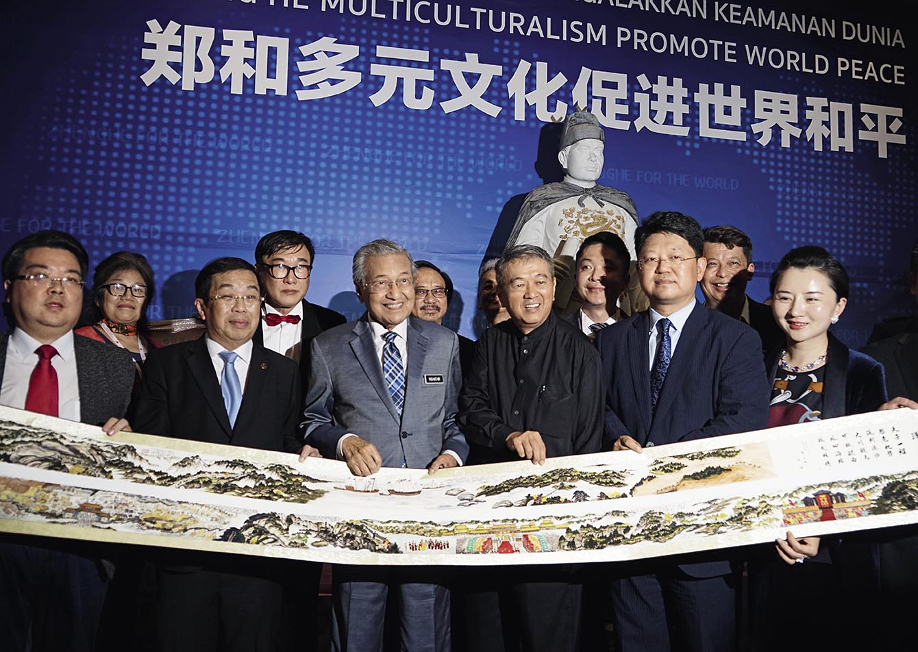 当地时间11月9日，以“郑和多元文化促进世界和平”为主题的“2018国际郑和大会”在马来西亚吉隆坡宣告揭幕。图为开幕仪式上，马来西亚总理马哈蒂尔（前排左三）、马来西亚对华事务特使陈国伟（前排左二）、中国驻马来西亚大使白天（前排左五）欣赏中国画家《郑和下西洋》画作。