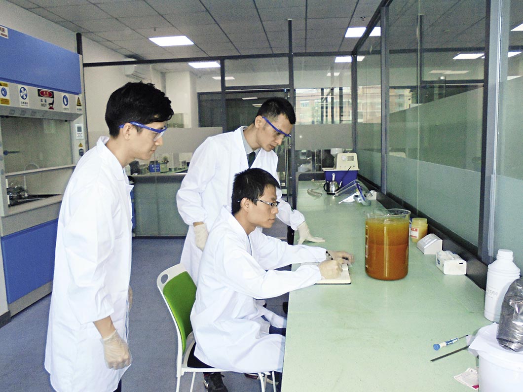 研究人员在记录加入添加剂后的石墨烯氧化情况。