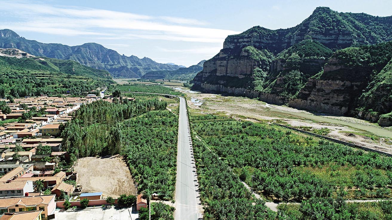 俯看山西省晋中市左权县。