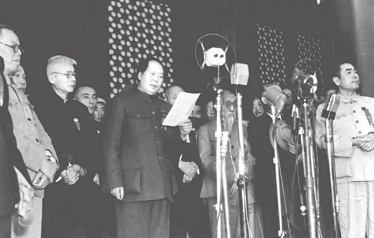1949年10月1日下午3时，中华人民共和国开国大典在北京天安门广场隆重举行。在群众的欢呼声中，毛泽东主席向全世界庄严宣告：“中华人民共和国中央人民政府今天成立了！”新中国的成立，宣告中国人民当家作主的时代已经到来，中国历史由此开辟了一个新纪元。