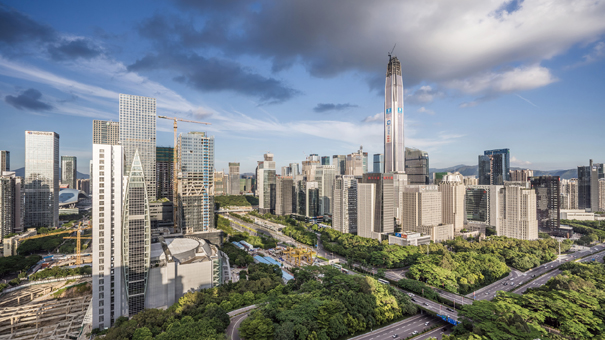 今天，深圳市人口超过2000万，道路里程超过6000公里，地铁通车里程297公里，100米以上的摩天大楼近1000栋，实现100%城市化。