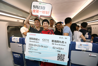2018年9月23日，广深港高铁香港段开通，乘客们在深圳北首发前往香港西九龙的G5711次列车上拍照留念。