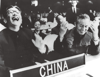 1971年10月25日，第26届联合国大会通过“恢复中华人民共和国在联合国的一切合法权利，并立即将国民党集团的代表逐出联合国”的提案。经过20多年的外交努力，中华人民共和国的代表首次坐在联合国大会中国代表席上。此时此刻，中国代表团团长乔冠华（左）和副团长黄华（右）开怀大笑。