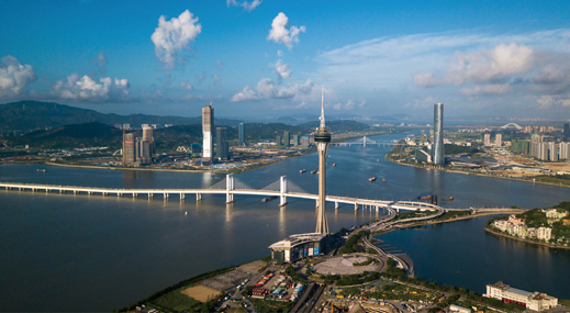 “无论是粤港澳大湾区的远景目标还是战略定位，宜居宜业宜游都成为《规划纲要》中的一个亮点。”图为在澳门边界附近拍摄的珠海横琴区的建筑物。