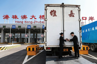 1月17日，粤港两地海关快速通关模式在港珠澳大桥成功对接，首票货物顺利验放。当天，一辆由广州海关施加了电子关锁的货车抵达港珠澳大桥珠海公路口岸。