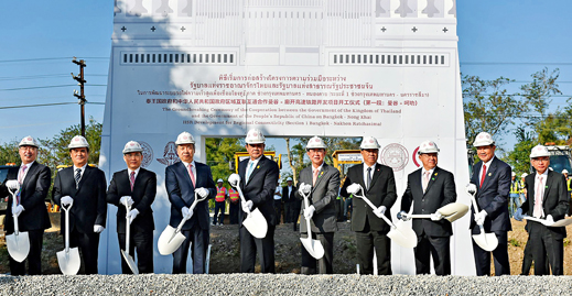 2017年12月21日，中泰铁路合作项目一期工程开工仪式在泰国东北部呵叻府巴冲县举行。泰国总理巴育（左五）亲临现场致辞，自中泰政府部门、铁路管理部门、相关企业、媒体等近400人出席开工仪式。