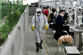 2．2月20日，福建省晋江市号手服饰有限公司员工在对生产区域进行消毒。