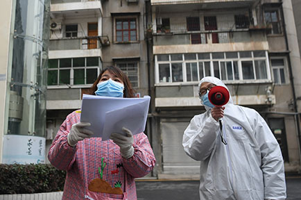 3．2月7日，武汉市蔡甸区蔡甸街跃进社区网格员到居民区进行排查。