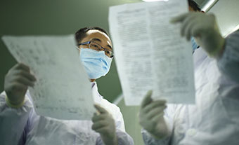 圣湘生物研发项目负责人谭德勇在实验室忙碌。
