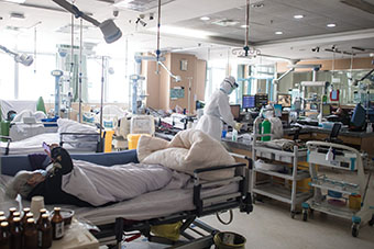 2月22日，在武汉市第一医院重症监护室，来自江苏医疗队的医护人员在忙碌。