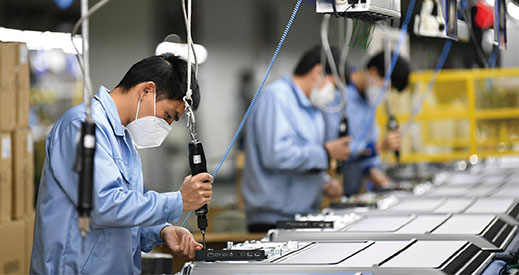 2月10日，位于广州开发区的广州创维平面显示科技有限公司生产车间内，工人佩戴口罩在流水线上作业。