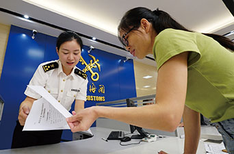 2019年9月11日，在南昌综合保税区，南昌海关工作人员为企业办理业务。