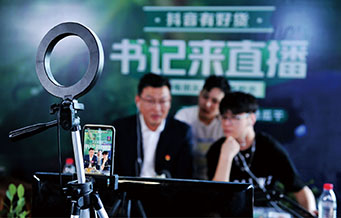 4月25日，山东青岛西海岸新区宝山镇党委书记臧浩宇（左）在抖音平台带货直播。