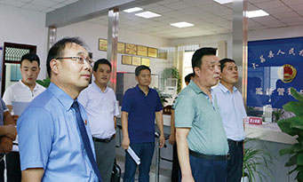 大荔县人民检察院检察长崔宏武（前排左一）陪同相关领导参观案管中心。