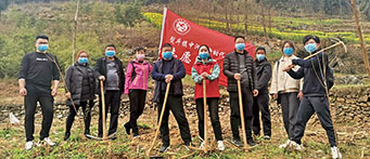 检察干警以志愿者身份参加植树活动，引导包联村群众有序复工复产。