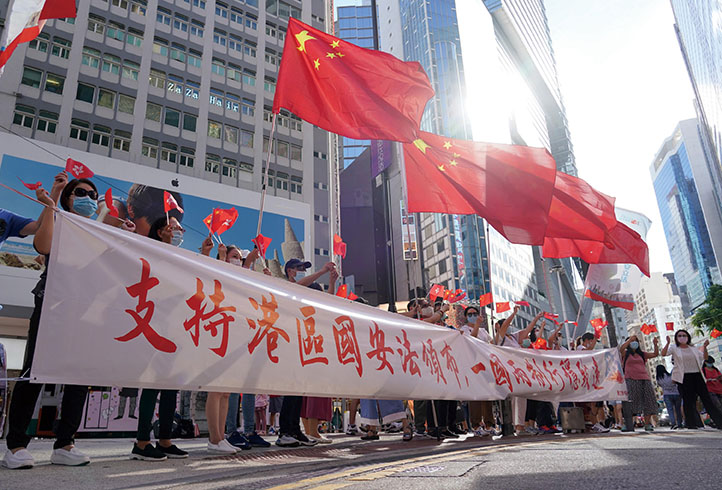 1．6月30日下午，众多香港市民来到铜锣湾街头举行“支持港区国安法唱国歌”活动。大家挥舞五星红旗和香港区旗，高唱国歌与《我和我的祖国》等爱国歌曲，赢得街头市民的阵阵掌声。
