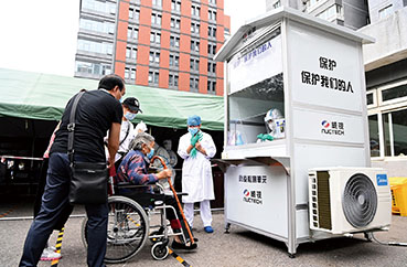 2．截至6月28日12时，北京市累计完成采样829.9万人，已完成检测768.7万人，基本完成动态清零。图为6月24日，医护人员在北京安贞医院新冠肺炎核酸检测采样点的“防疫检测单元”设备内工作。内部配备了空调，可改善医护人员的工作条件。