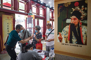 3．6月26日，武汉市中心7家剧场恢复开放，各大文艺院团恢复线下演出，市民再次坐在剧场内观看“戏码头”上群星云集、百戏荟萃。图为市民扫健康码登记后进入武汉市人民剧院。