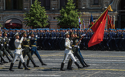1．6月24日，俄罗斯在首都莫斯科隆重举行纪念苏联卫国战争胜利75周年阅兵式。中国人民解放军派出仪仗方队参加阅兵活动。