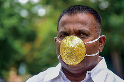 4．7月4日，印度浦那的当地商人尚卡尔·库尔哈德佩戴用约55克黄金打造、价值28.9万卢比（约合27232元人民币）的口罩。为保证呼吸通畅，金匠还在口罩上面打了几个小孔。口罩是否具备防疫功效“很难讲”，招致当地舆论的广泛嘲讽。