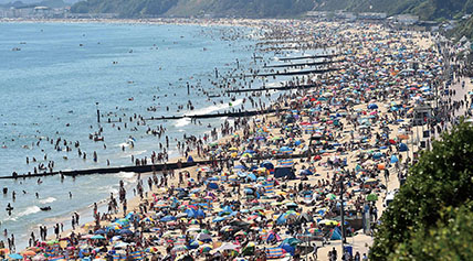 6月25日，英国迎来入夏最热天，人们在英国伯恩茅斯海滩休闲。