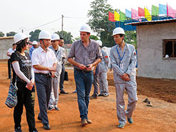 在中非银行项目工地现场，杨韶勇（左二）与法国监理深入交流。