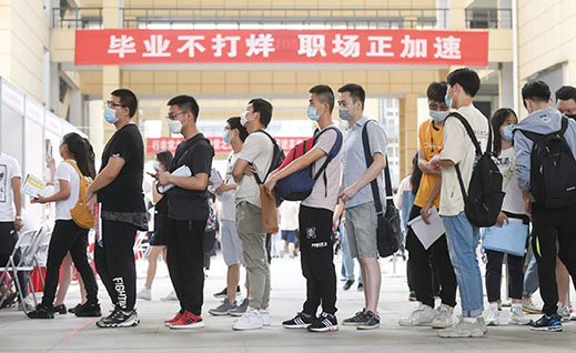 6月1日，一场大型招聘会在江汉大学校园举办，这是疫情发生后，武汉举办的首场高校毕业生专场线下招聘会。