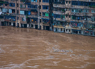 3．7月1日，重庆綦江区普降大到暴雨，局地大暴雨，綦江在全区范围启动防汛Ⅲ级应急响应。图为綦江城区部分居民楼被淹。