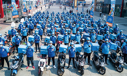 4月18日，百名外卖小哥齐聚辽宁省沈阳市太原街步行街，宣誓遵守交通法规，保障市民用餐。