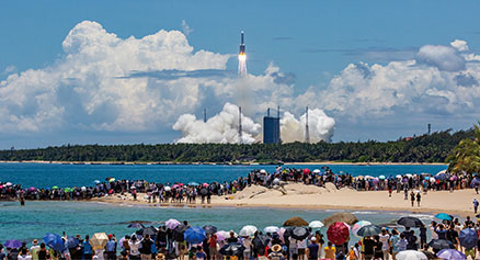 7月23日，海南文昌，中国首次火星探测任务“天问一号”探测器由长征五号遥四运载火箭发射升空。众多市民和游客在发射场附近的淇水湾海滩观看发射过程。