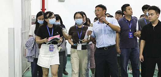 2020年8月13日，广东正超电气有限公司董事长吴汉榕带领媒体采访参观企业车间。