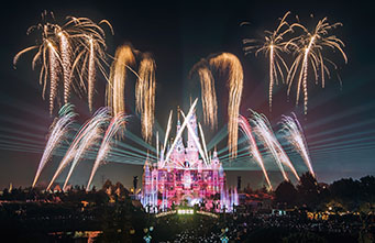 8月17日，上海迪士尼举行烟花表演。