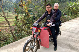 2017年11月，库恩为纪录片拍摄在贵州进行扶贫调研，图为库恩骑行在偏远乡村。