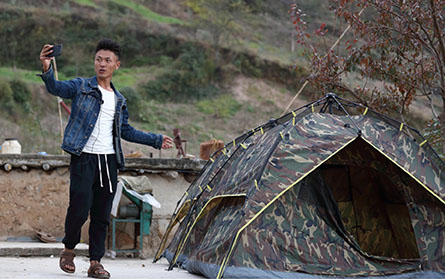 2019年11月23日，某色拉博用手机拍摄哥哥某色拉洛家租给游客的露营帐篷，准备发到网络直播平台上。