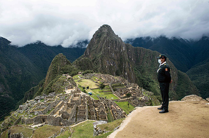 3．11月1日，秘鲁当地知名古迹马丘比丘重新开放。此前，由于疫情马丘比丘被关闭了近8个月。然而，出于防疫安全原因，每天只有675名游客能够进入该景点，仅为疫情前游客人数的30%。