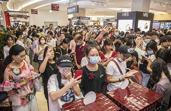 9月26日，中国中免第二届海南离岛免税年终盛典启动，诚意满满推出各类优惠，吸引一大批消费者前往抢购，现场人来人往，热闹非凡。