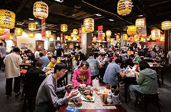 10月7日，消费者在南京夫子庙景区内的一家餐饮店用餐。