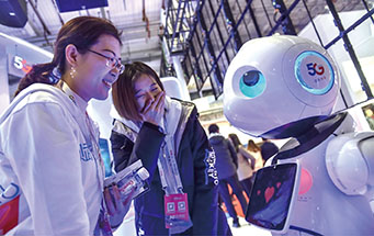 2019年11月21日，参观者在北京举行的2019世界5G大会上了解一款5G机器人。