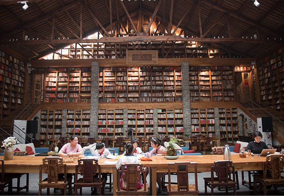 在浙江省德清县莫干山镇的山村里，隐藏着一座藏书近两万卷的“图书馆”民宿。图为当地小学生在该民宿里写作业。
