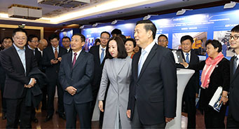 与会嘉宾参观“命运与共企业力量”中国企业海外履责案例微展览。