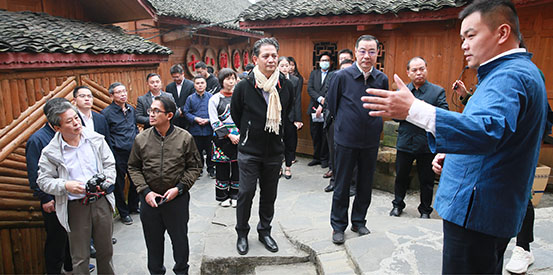 “中国—东盟共建21世纪海上丝绸之路”中外联合参访团到访十八洞村，调研当地精准扶贫情况。