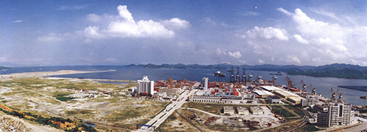 1．1988年6月15日，盐田港区起步工程开工。